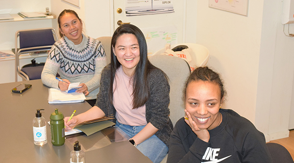 Tre sosu-elever til undervisning